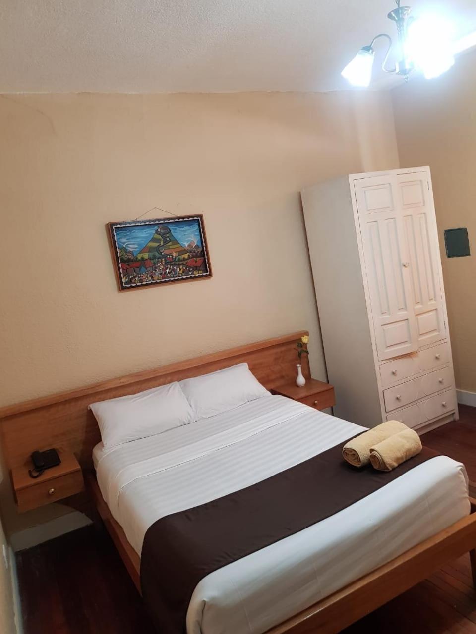 Hostal Loro Verde Quito Esterno foto