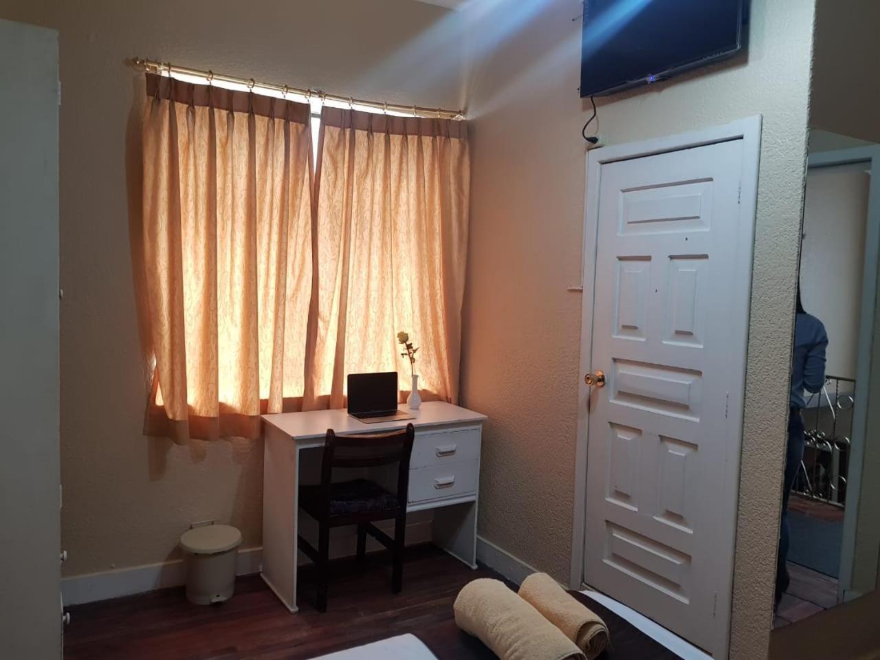 Hostal Loro Verde Quito Esterno foto