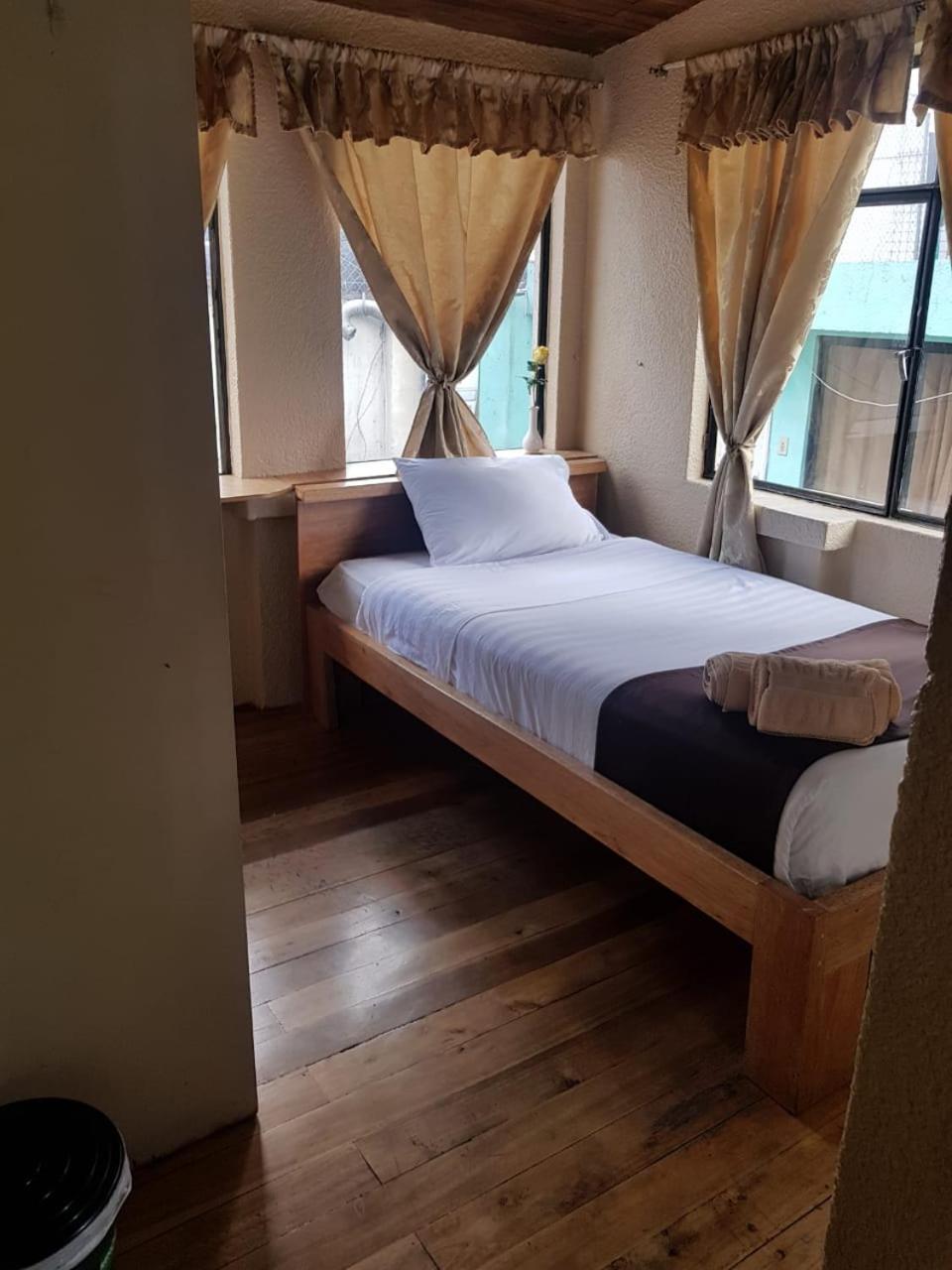 Hostal Loro Verde Quito Esterno foto