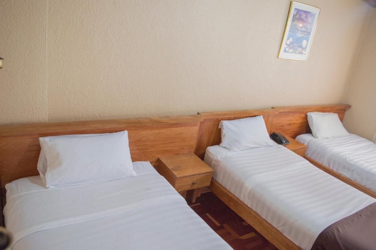 Hostal Loro Verde Quito Esterno foto