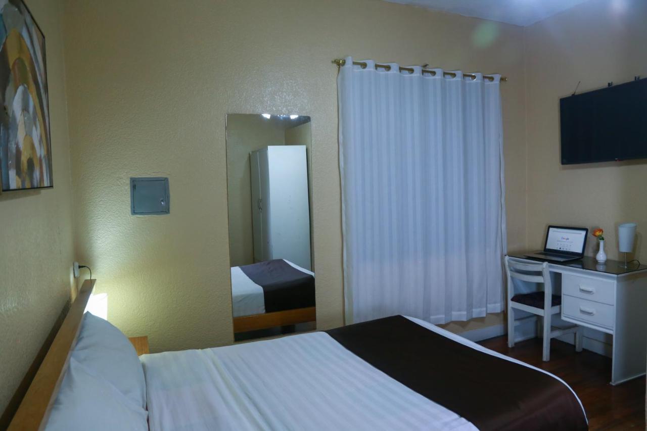 Hostal Loro Verde Quito Esterno foto