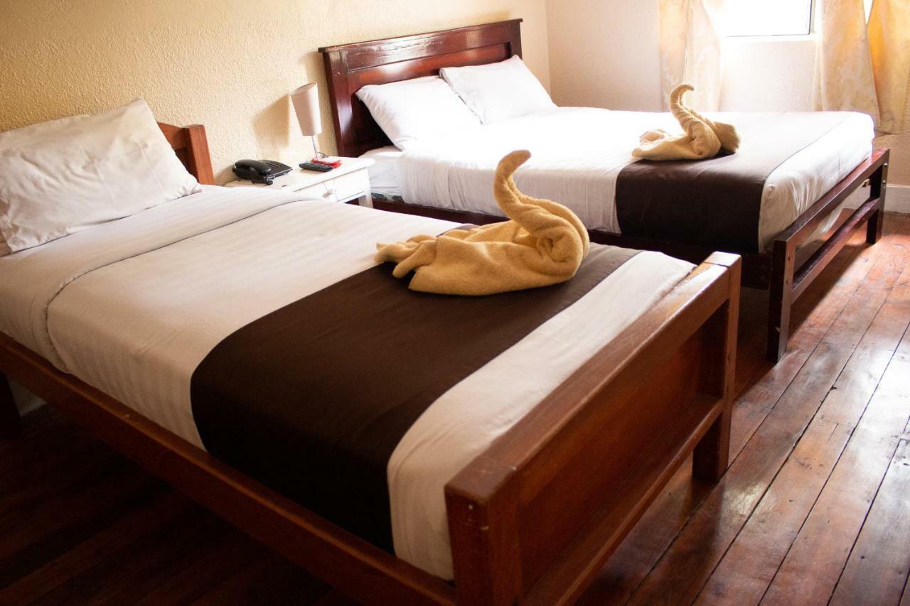 Hostal Loro Verde Quito Esterno foto