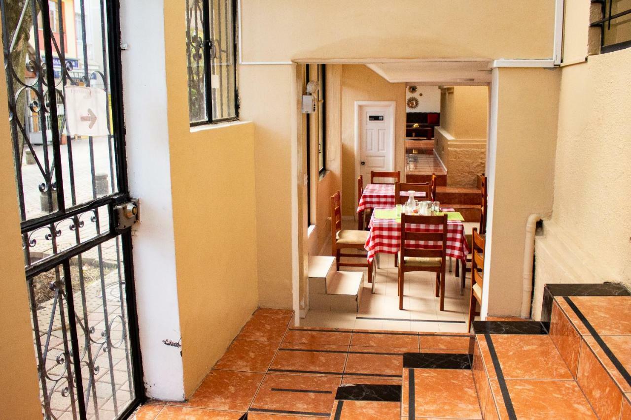 Hostal Loro Verde Quito Esterno foto