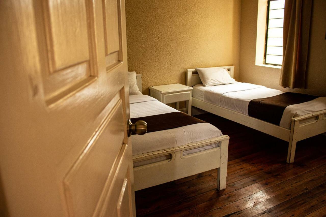 Hostal Loro Verde Quito Esterno foto