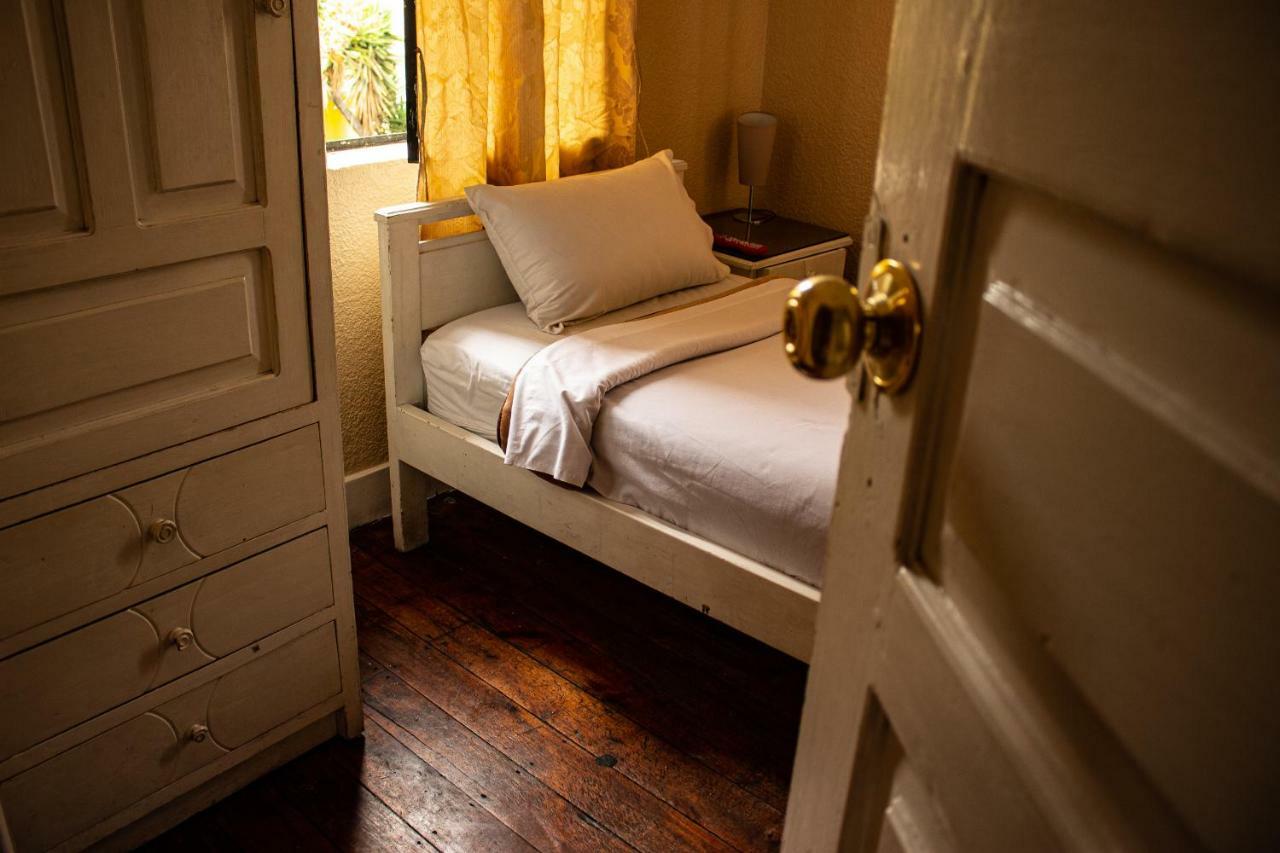 Hostal Loro Verde Quito Esterno foto